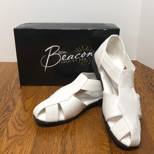 BEACON FISHERMAN FLAT SANDALS SIZE 7M- WHITE